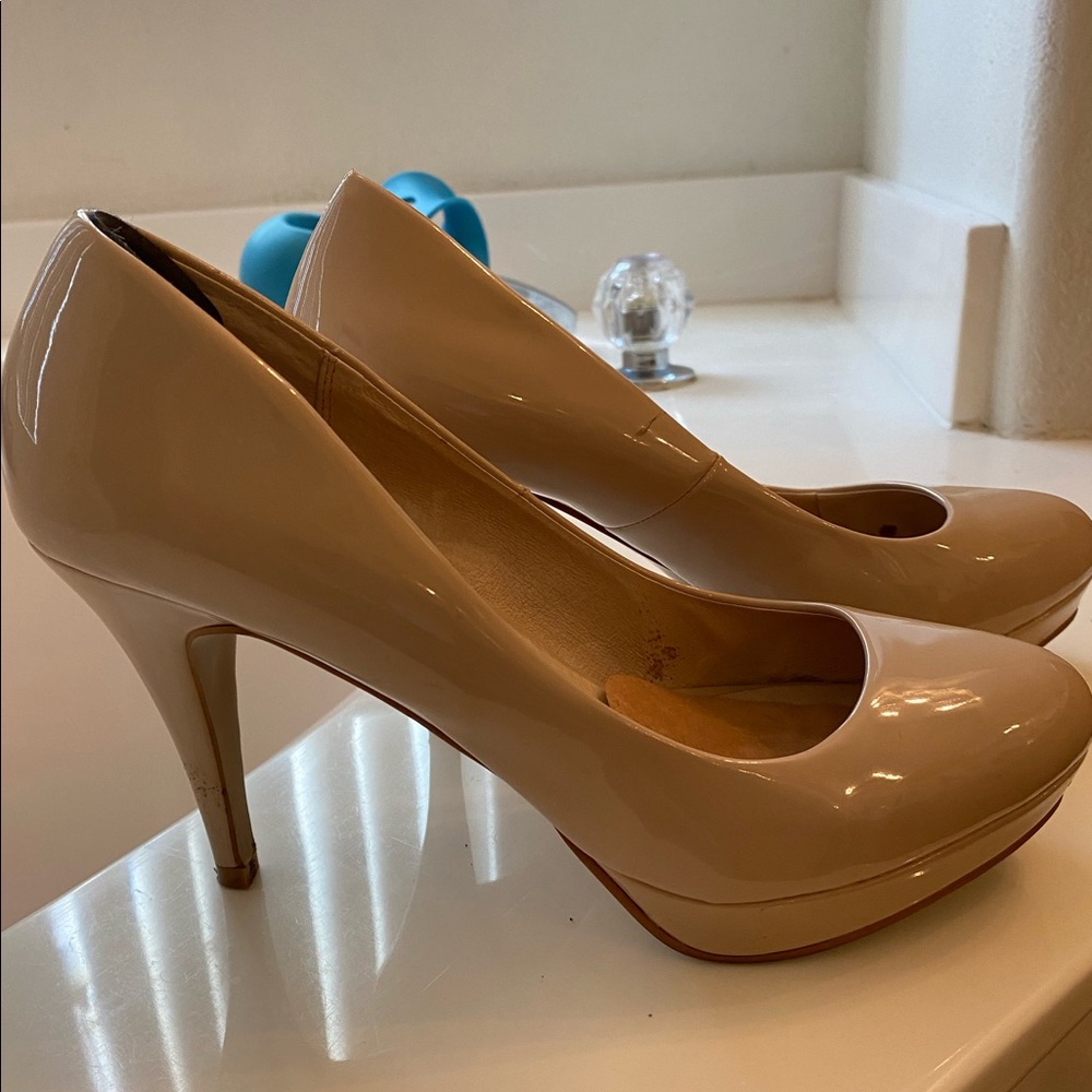 Aldo tan shiny pumps